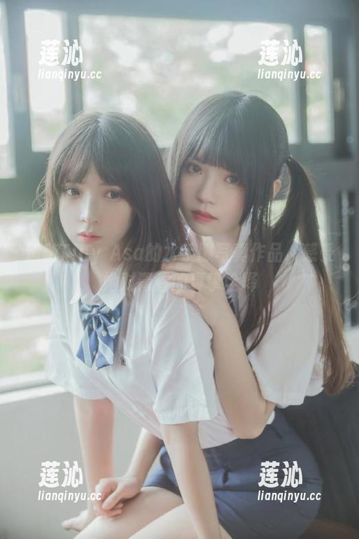追随Tiny Asa的水手服写真作品，感受她对青春的真挚诠释